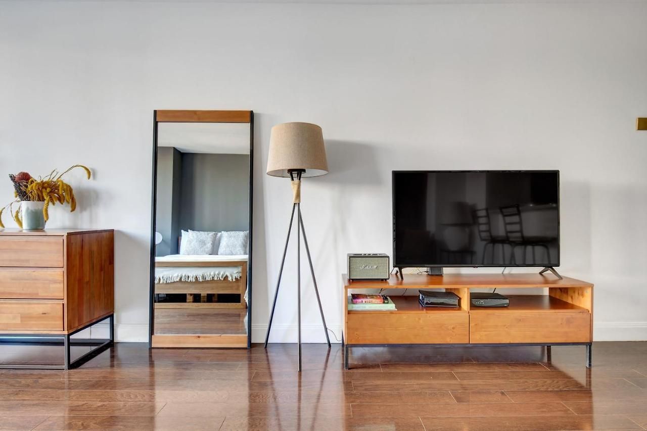 Ues Studio W Balcony Gym Nr Subway Nyc-240