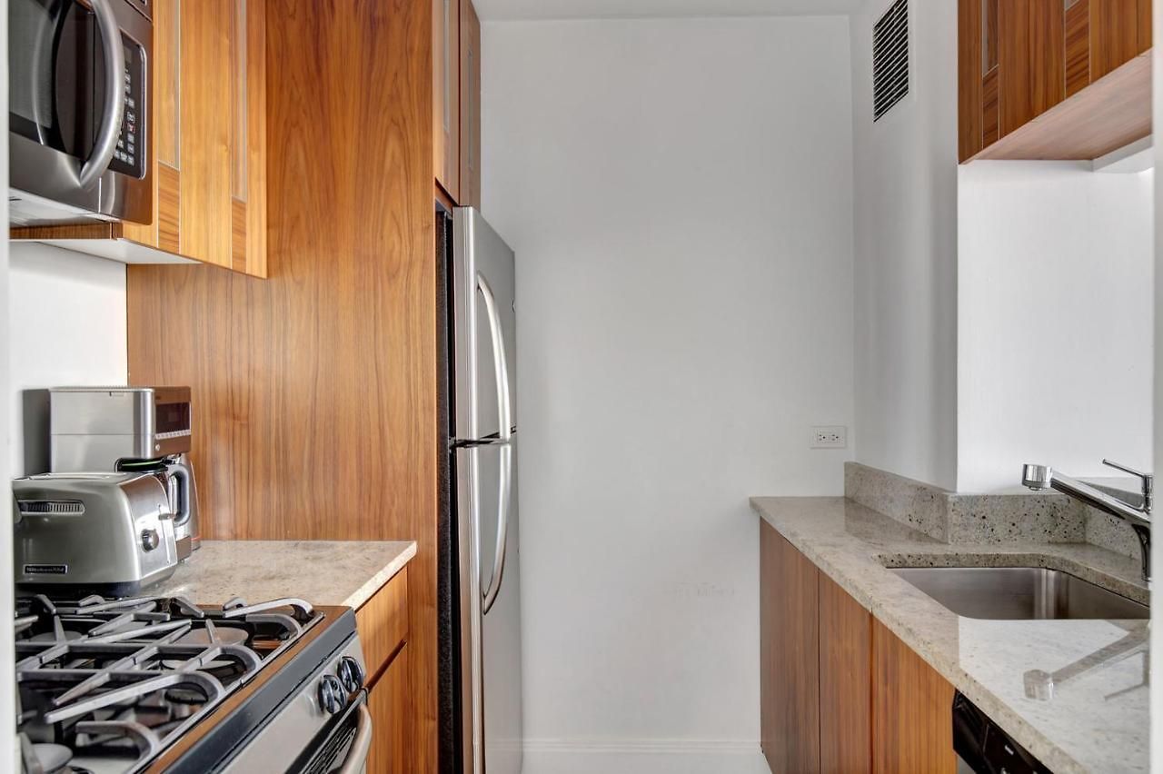 Apartment Ues Studio W Balcony Gym Nr Subway Nyc-240 *