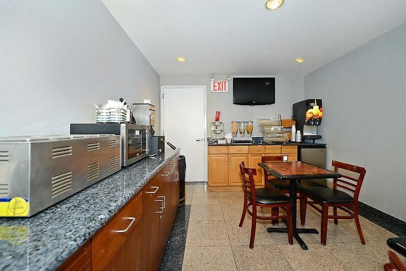 Hotel East 2*