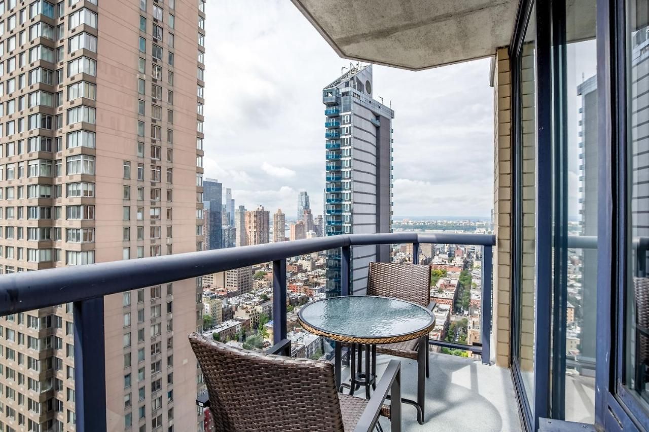 Midtown 2br W Elevator Wd Nr Entertainment Nyc-1227 *
