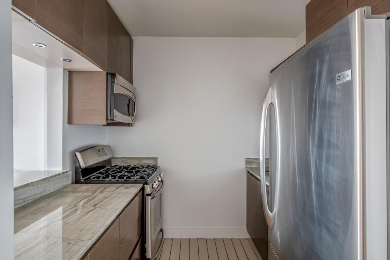 Midtown 2br W Elevator Wd Nr Entertainment Nyc-1227