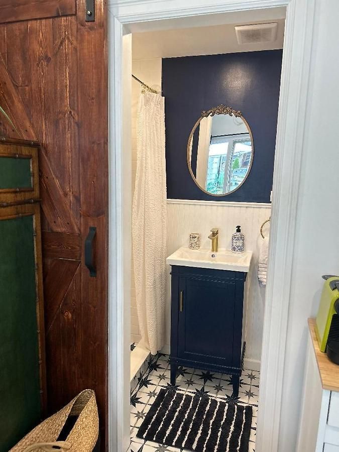 Adorable 1 Bedroom Apartment *