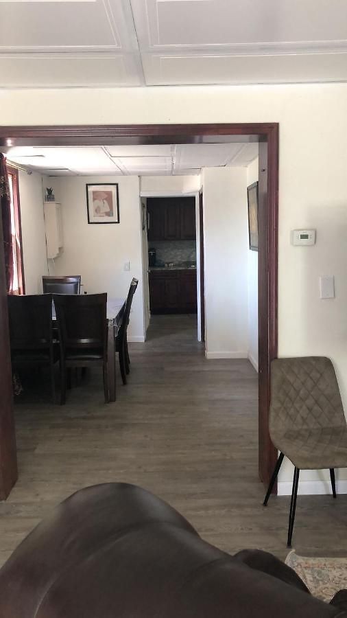 Cozzy With Private Entrance And Drive Way New York