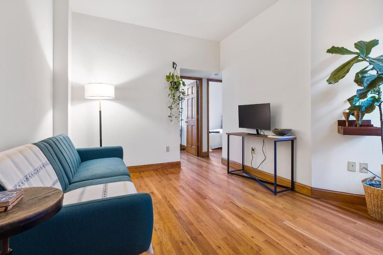 Living At Columbia Apartment *