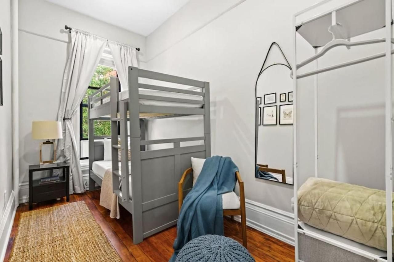 Spacious 3-bed Brownstone Near Columbia Uni Holiday home *