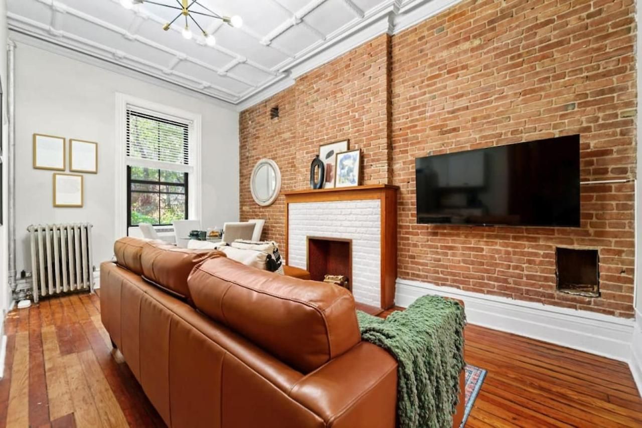 Apartment Brownstone Near Subway And Columbia Uni