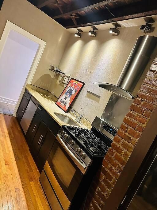 Two Bedroom Excellent Location Apartment *