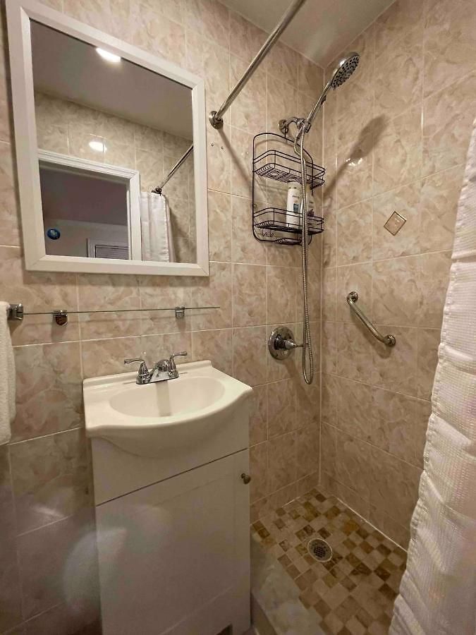 Entire Beautiful 2br L. Convenient Location In The Heart Of Queens! Apartment New York