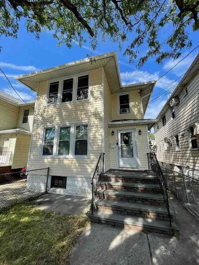 Apartment Entire Beautiful 2br L. Convenient Location In The Heart Of Queens! *