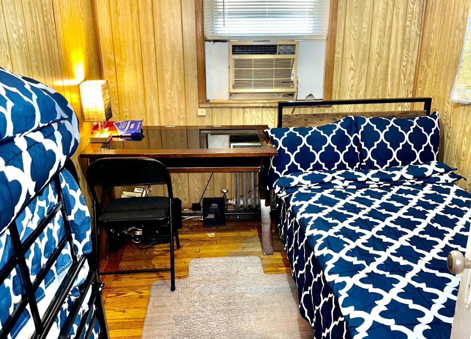 Lga Airport 3 Mins, Vacation 3 Bedroom Duplex House, Parking And Private Backyard, 9mins Subway! *