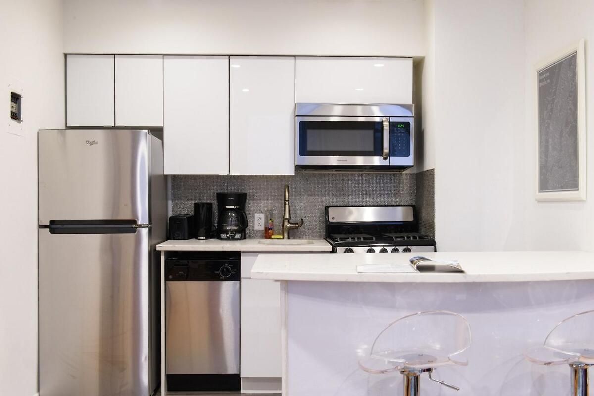 26-4b Newly Furnished 1br W D Courtyard New York