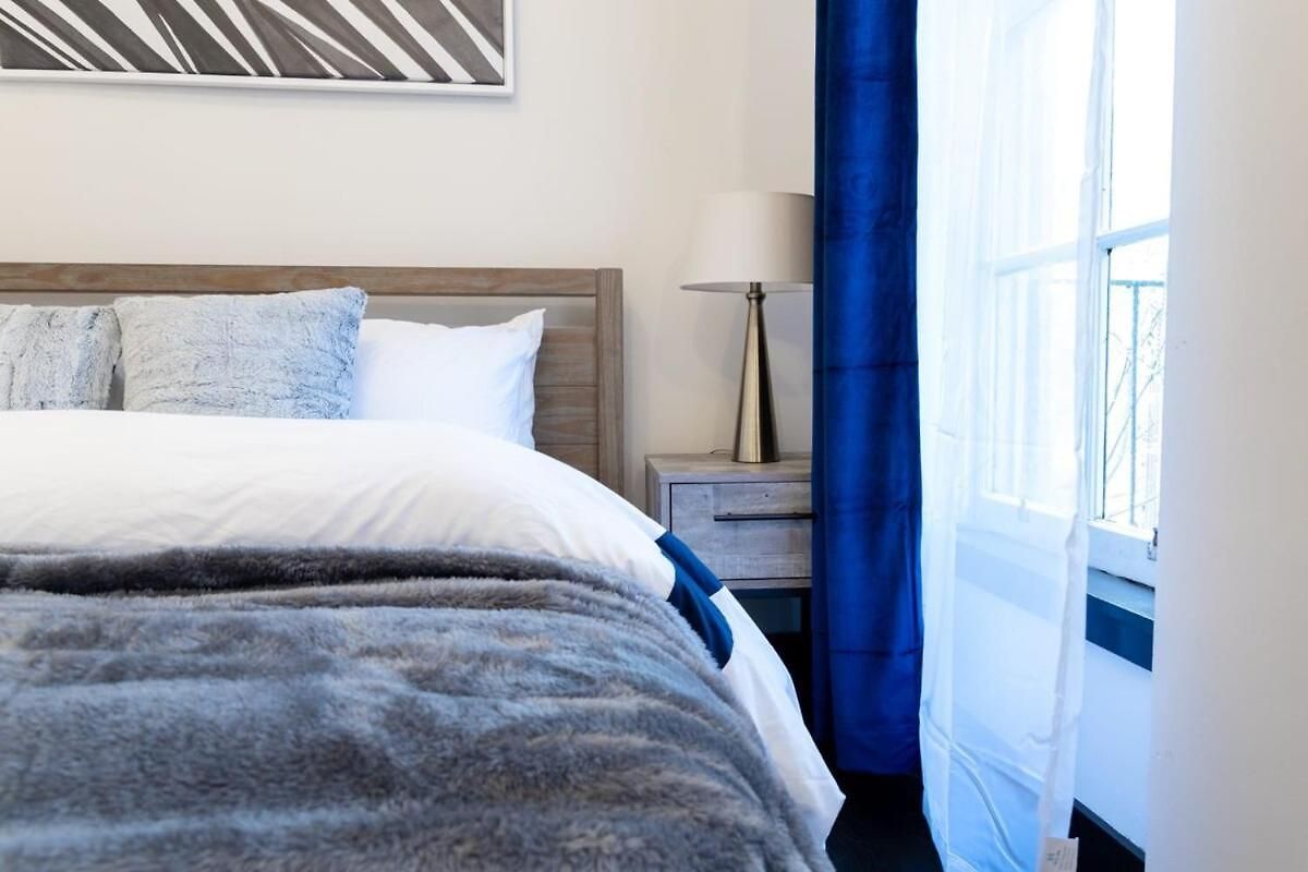 Apartment E10-1 Designer East Village Townhouse 1br *