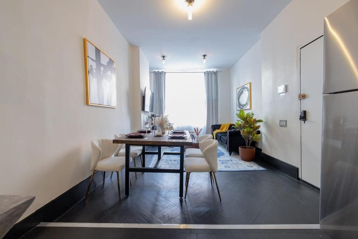 E10-1 Designer East Village Townhouse 1br Apartment *
