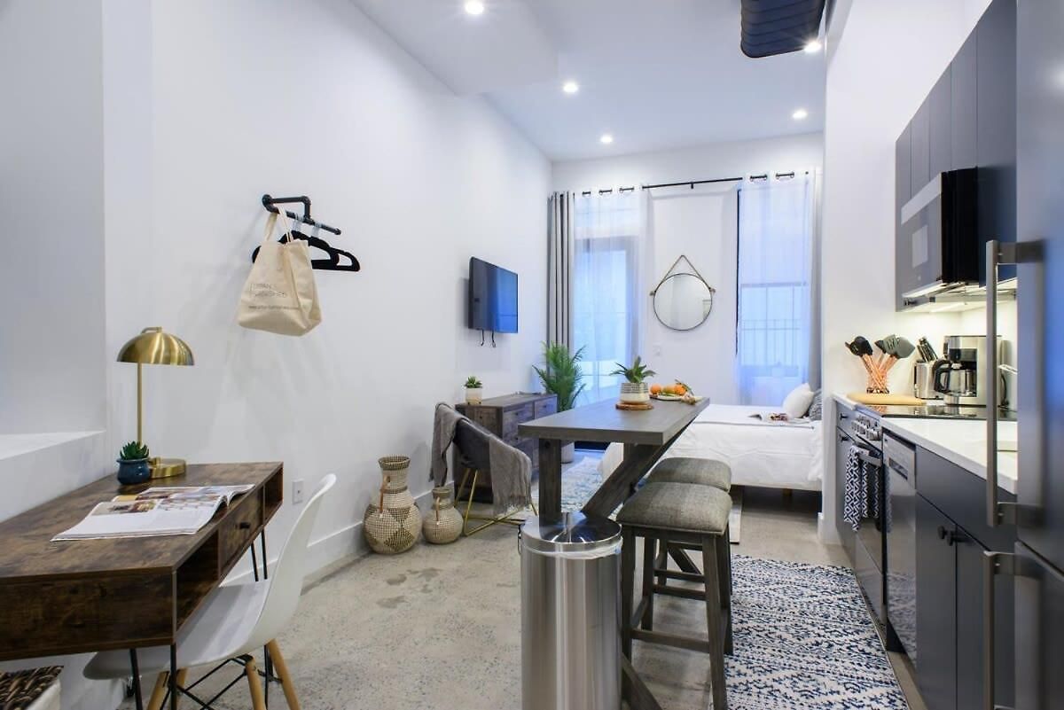 3-2 New Prime E Village Private Outdoor! *