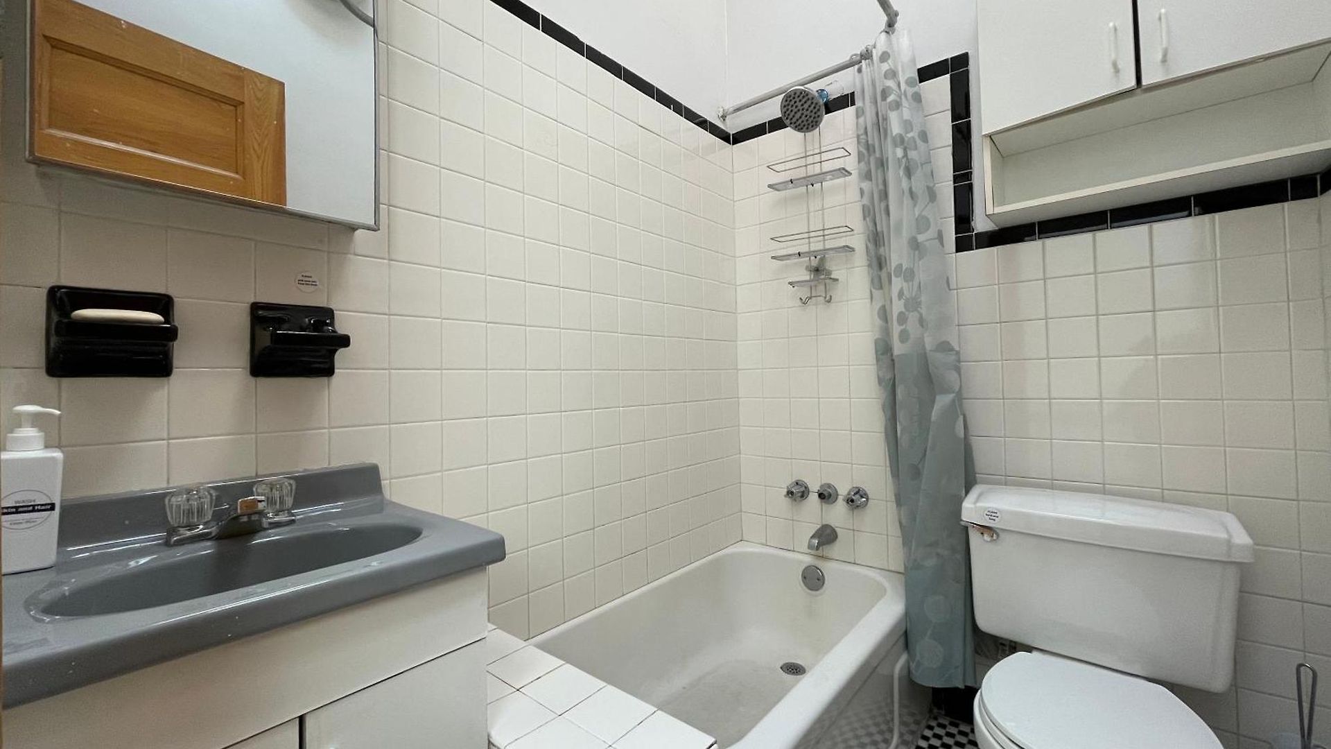 Large In Charming Townhouse Homestay