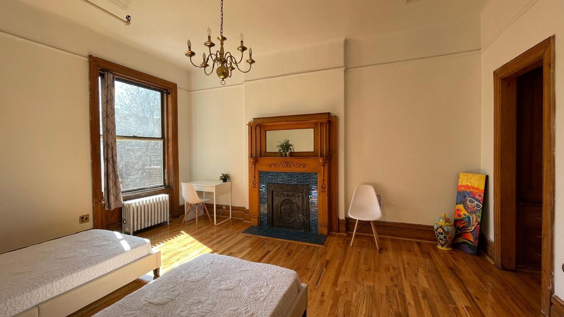Large In Charming Townhouse