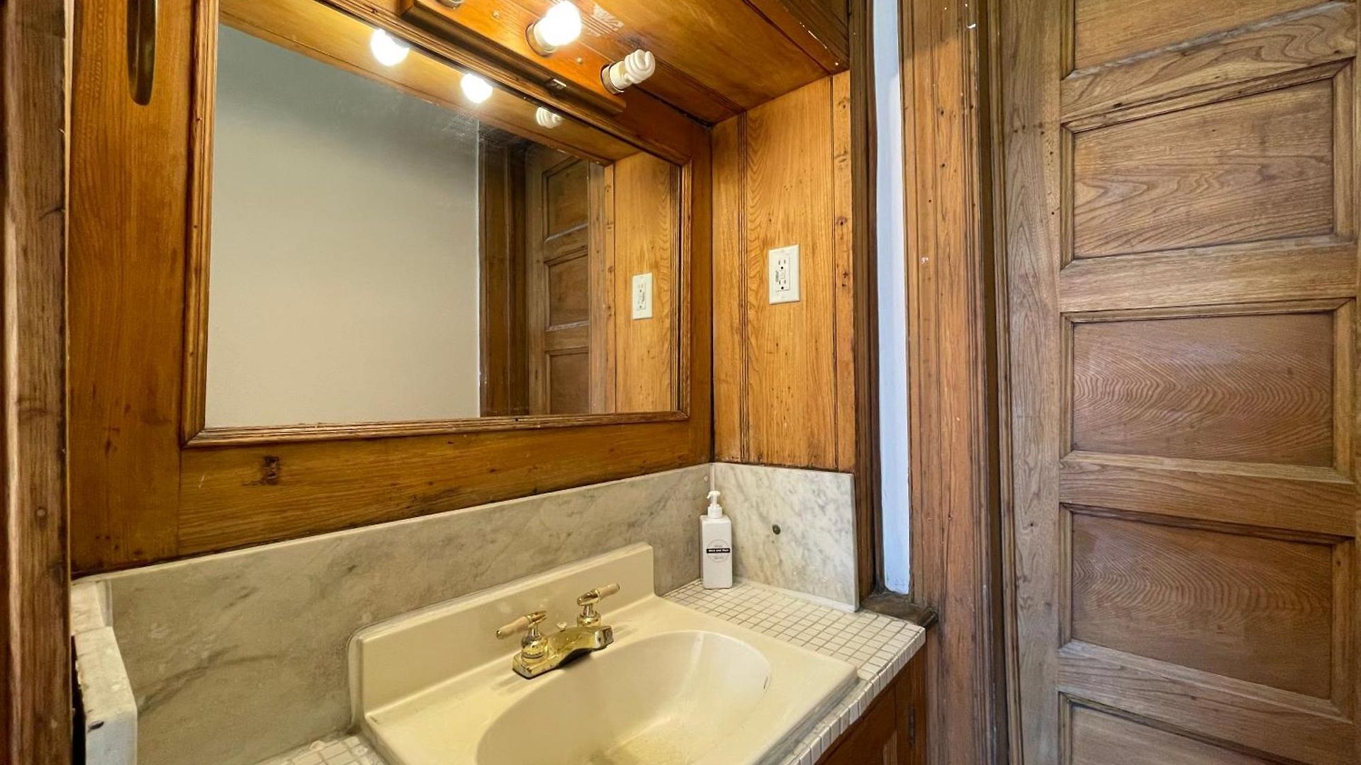 Large In Charming Townhouse