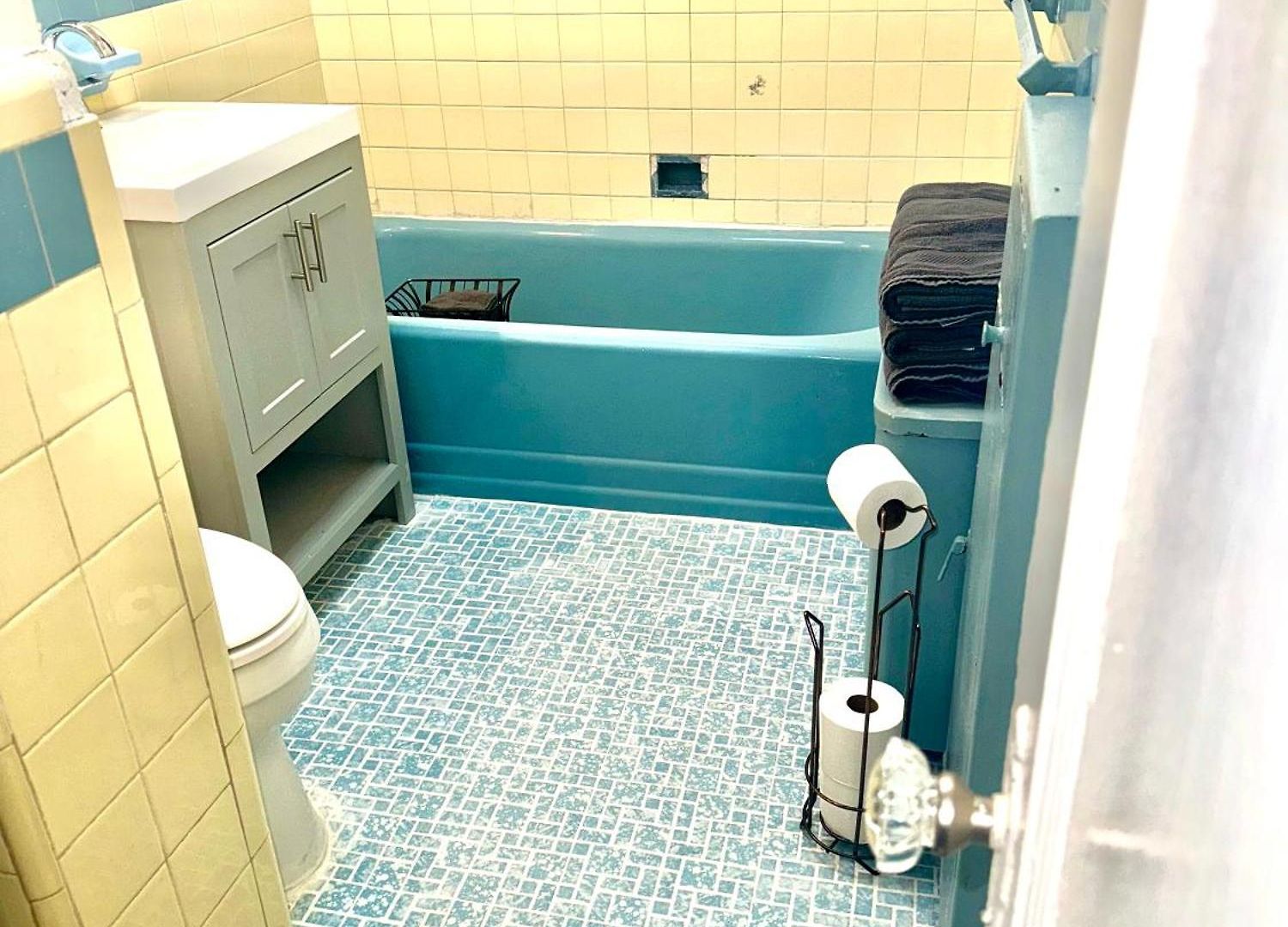 Lga Airport 3 Mins, Vacation 3 Bedroom Duplex House, Parking And Private Backyard, 9mins Subway!