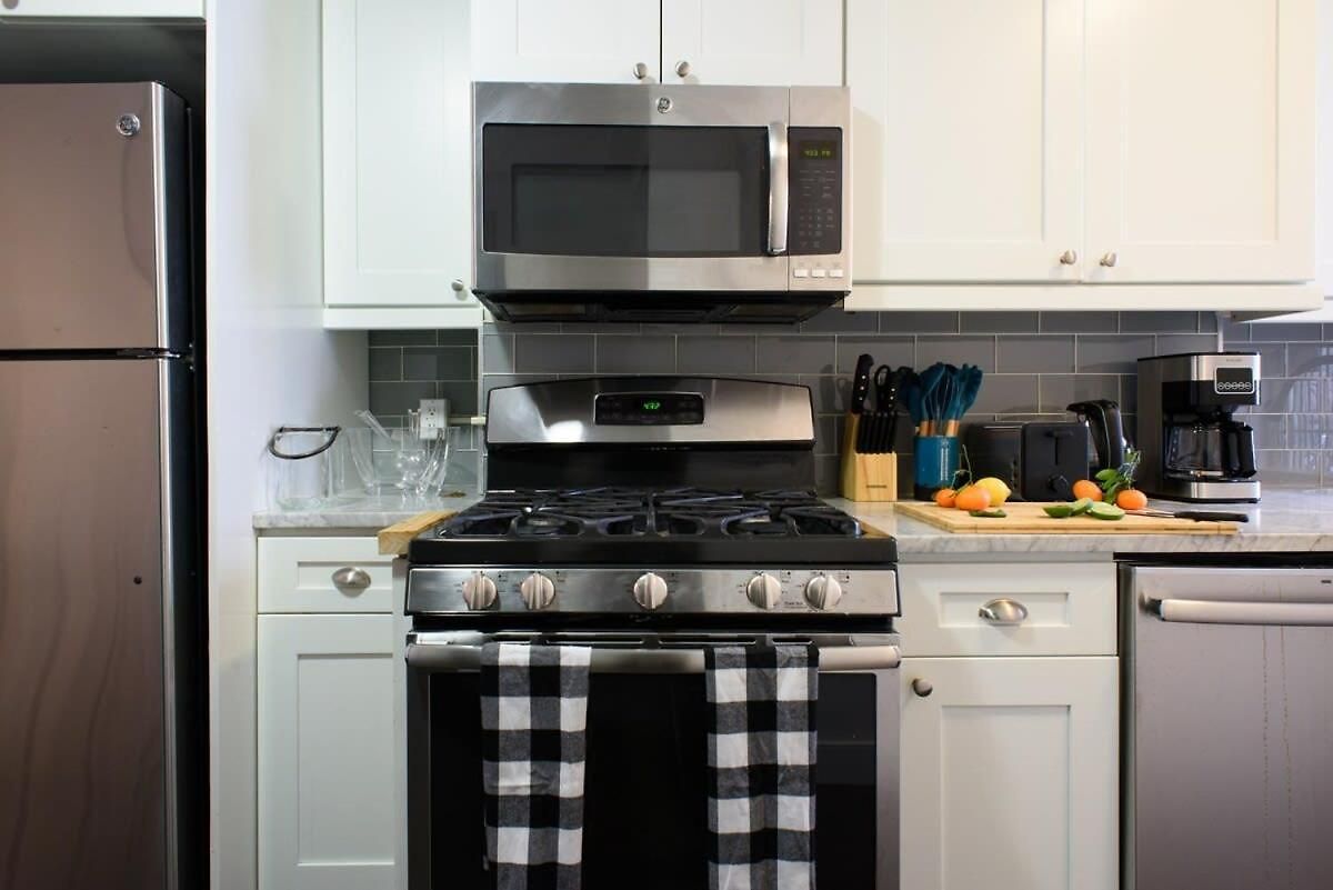 39-1 Renovated 3br Prime Midtown West Apartment