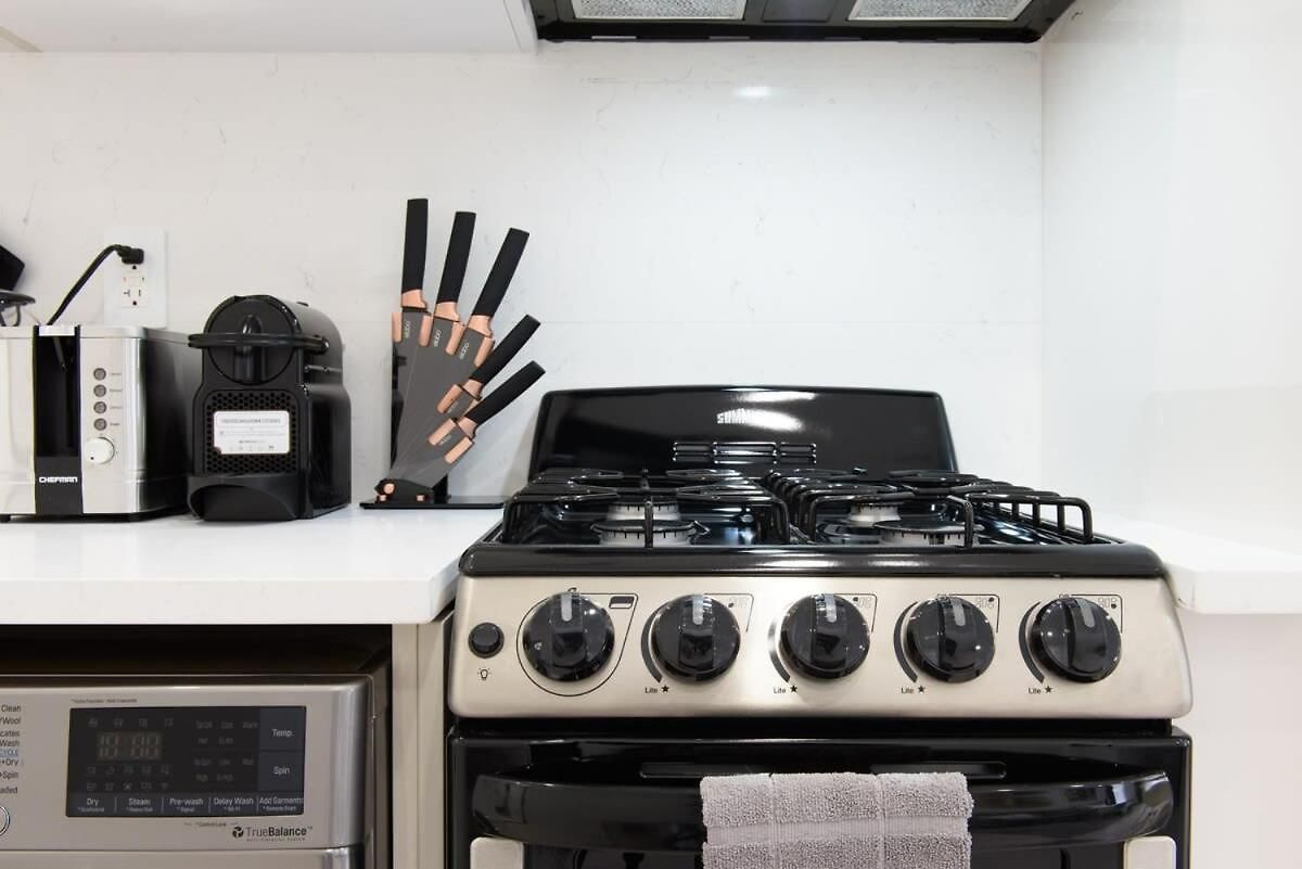 62-3a New Prime Ues W D In Unit Walk 2 C Park *
