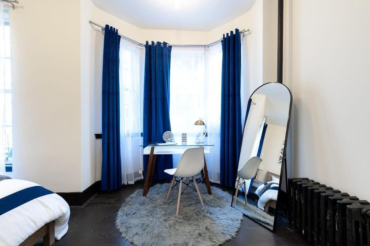 E10-1 Designer East Village Townhouse 1br