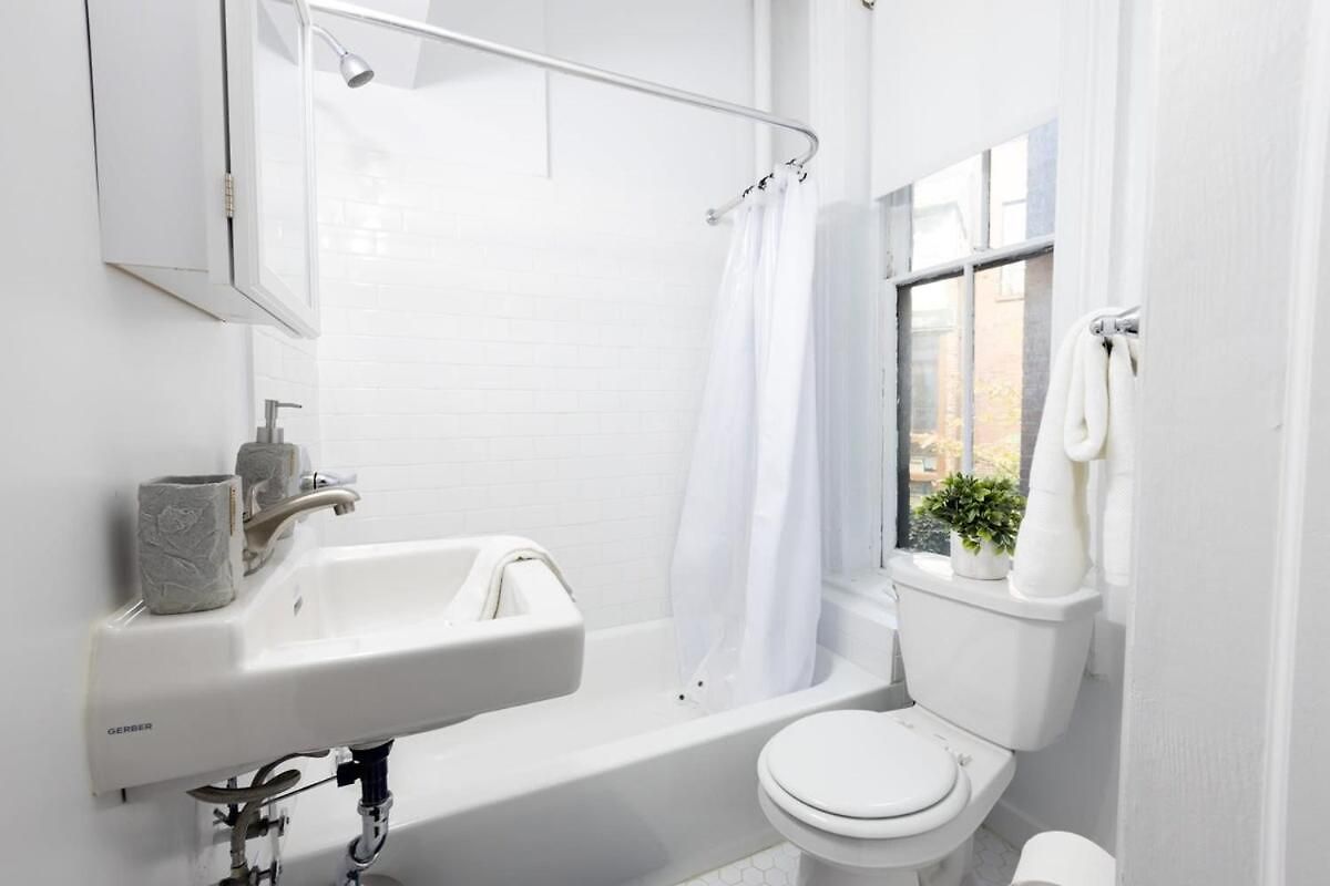 E10-1 Designer East Village Townhouse 1br