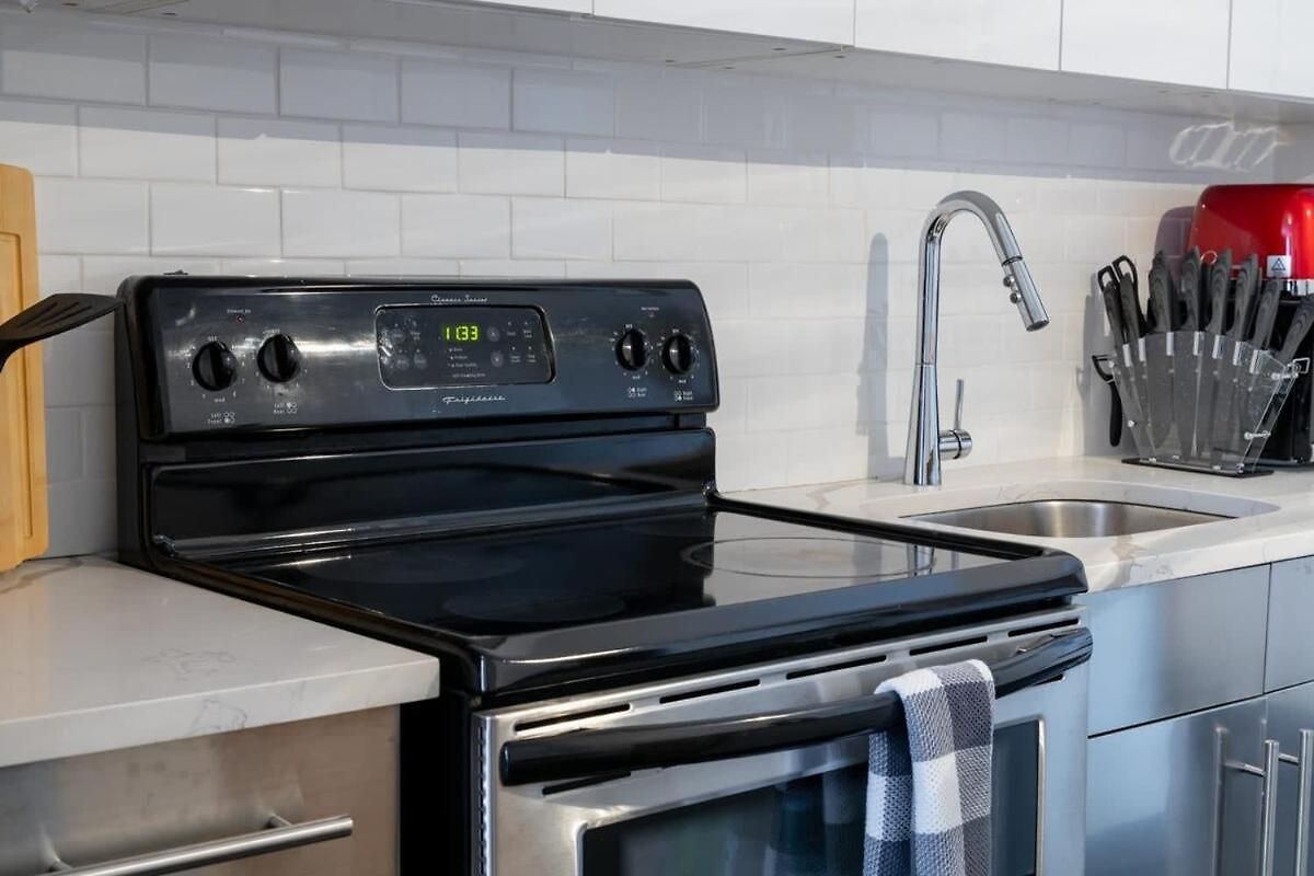 E10-1 Designer East Village Townhouse 1br
