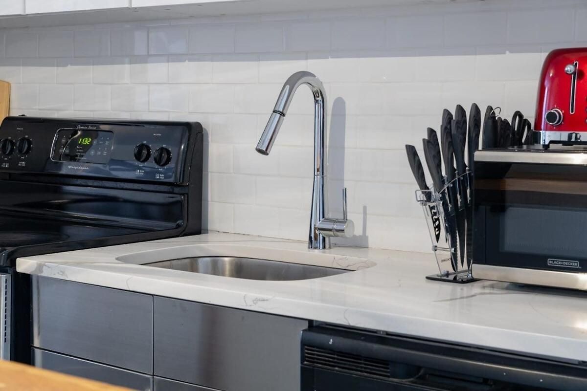 E10-1 Designer East Village Townhouse 1br Apartment *