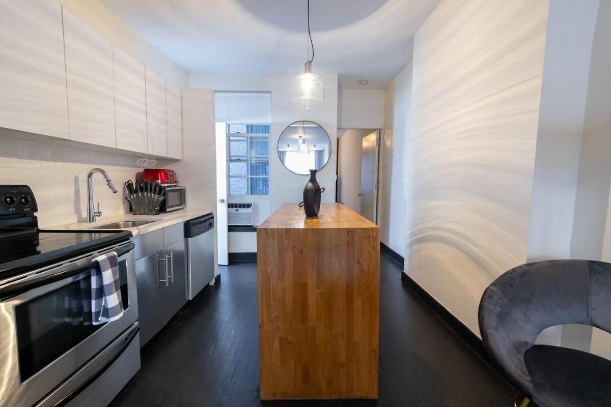 E10-1 Designer East Village Townhouse 1br Apartment *