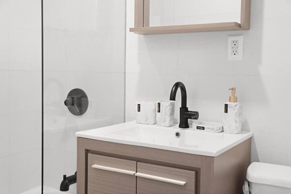 69-2c Brand New Prime Lower East Side 1br