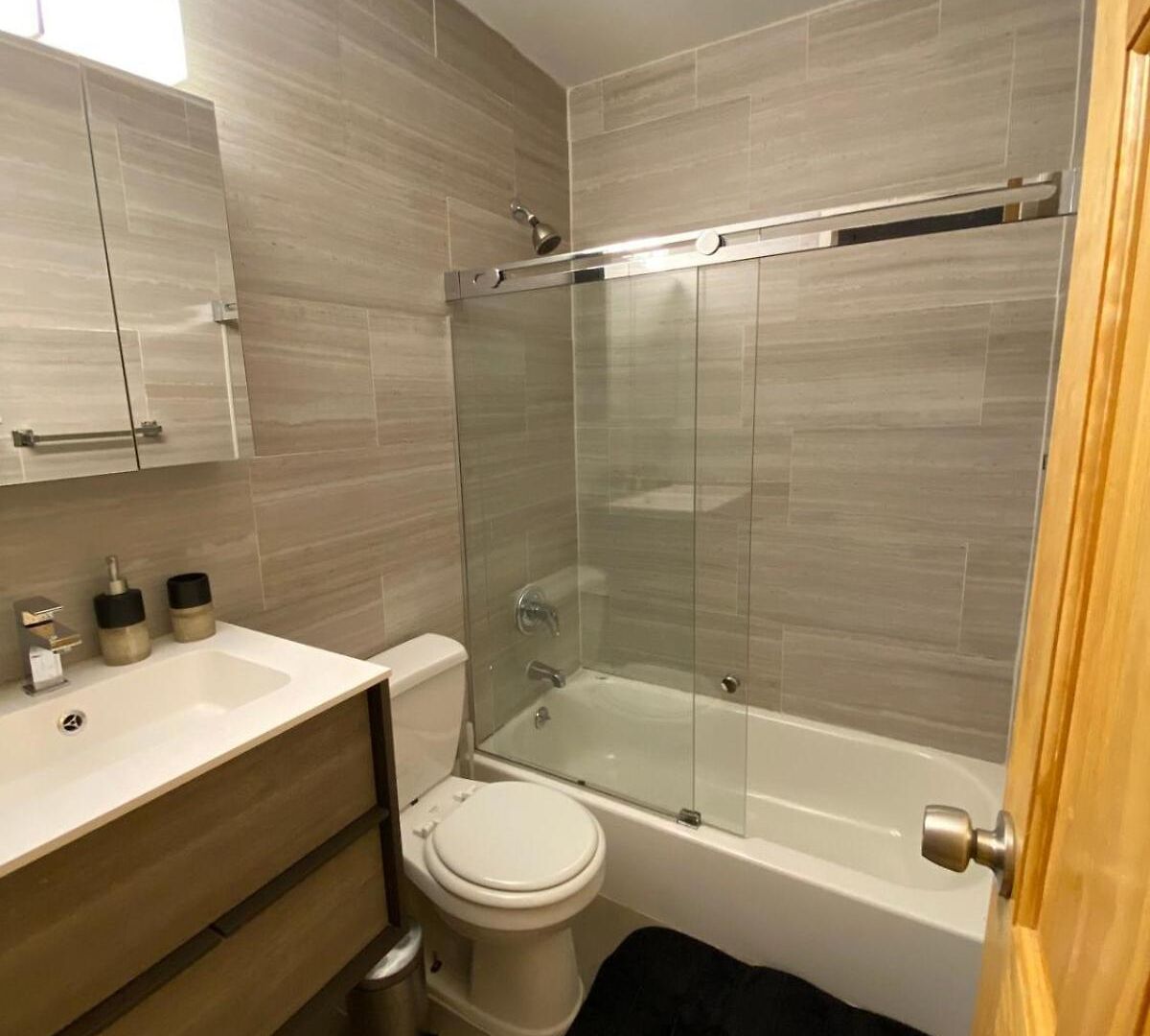 26-4b Newly Furnished 1br W D Courtyard Apartment *