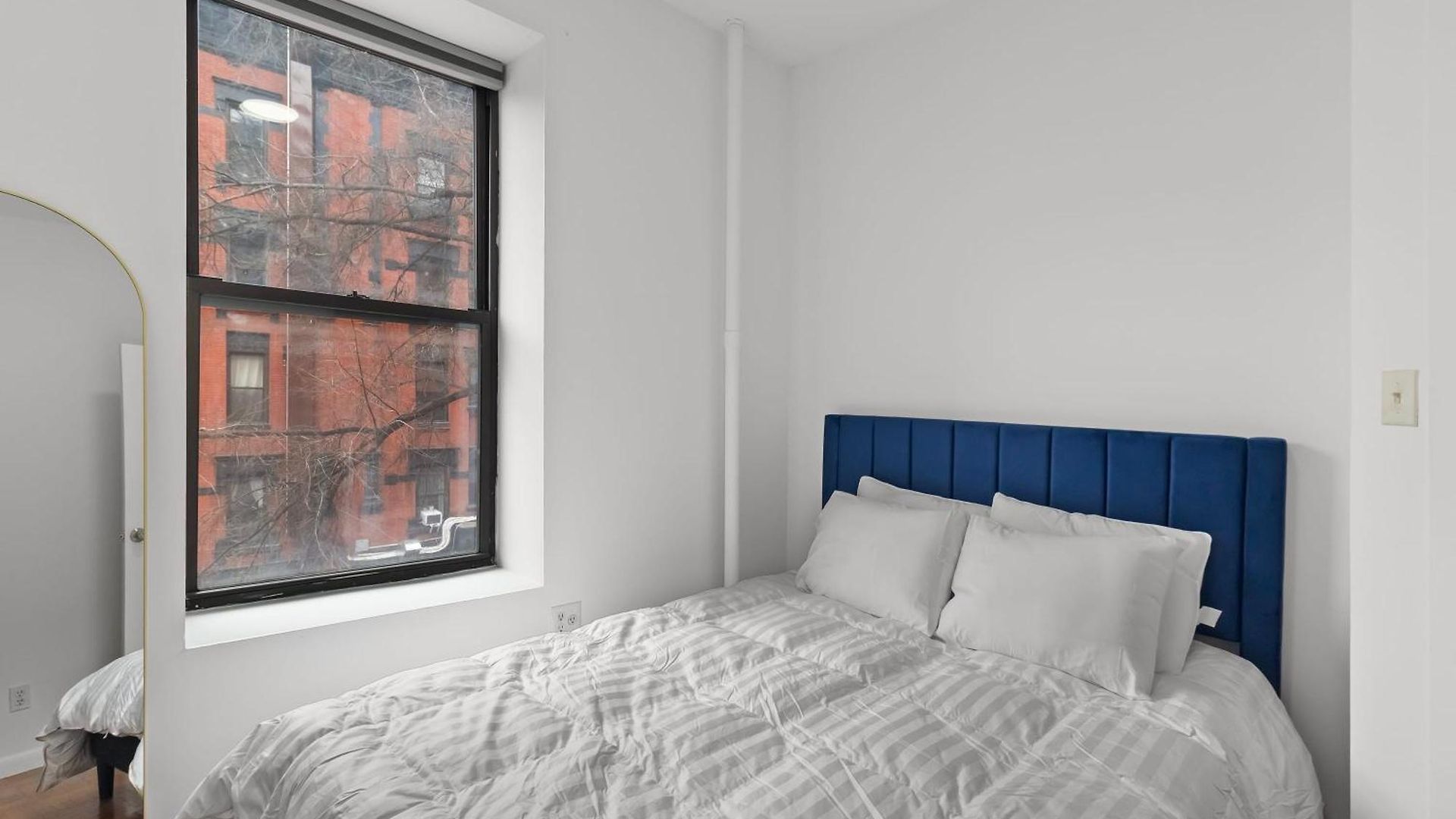 89-3fs Newly Furnished 2br 1bath Ues Apartment *
