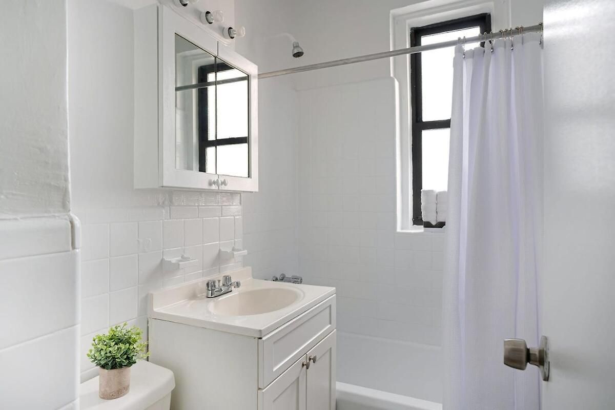 105 -5g Brand New Prime Location Elevator New York