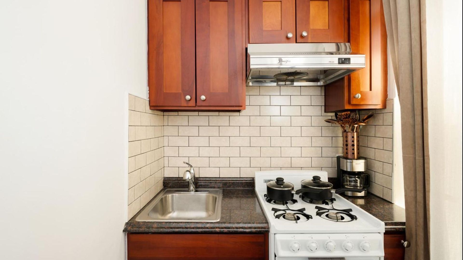 69-4d Trendy Lower East Side 1b Brand New *