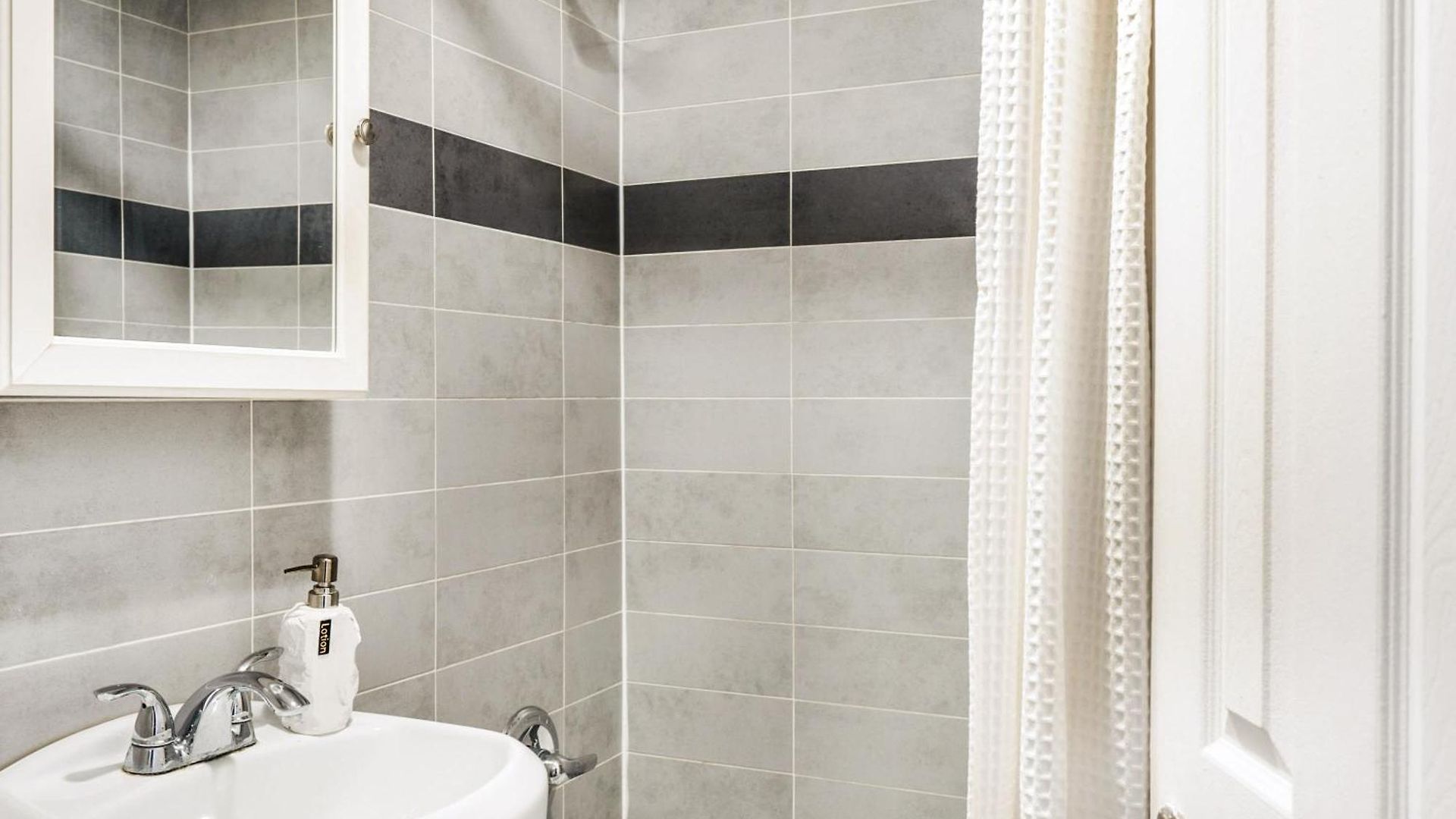 69-4d Trendy Lower East Side 1b Brand New