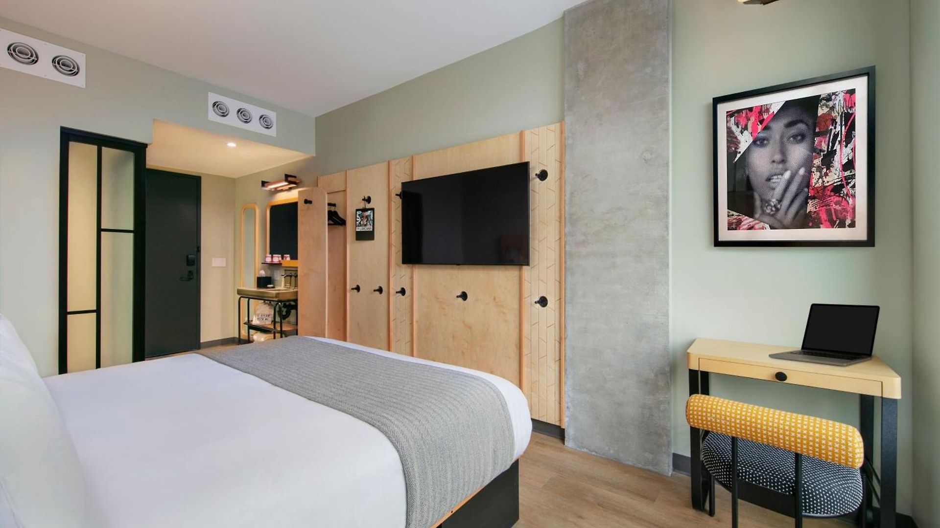 Moxy Brooklyn Williamsburg Hotel 3*