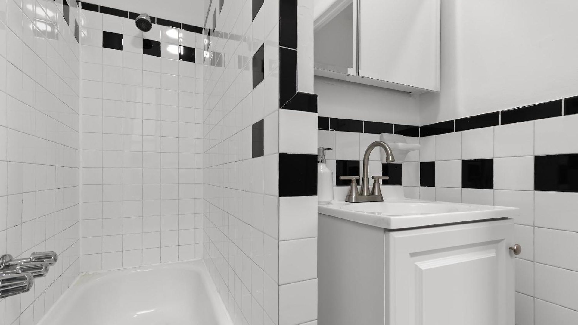 89-3fs Newly Furnished 2br 1bath Ues Apartment *