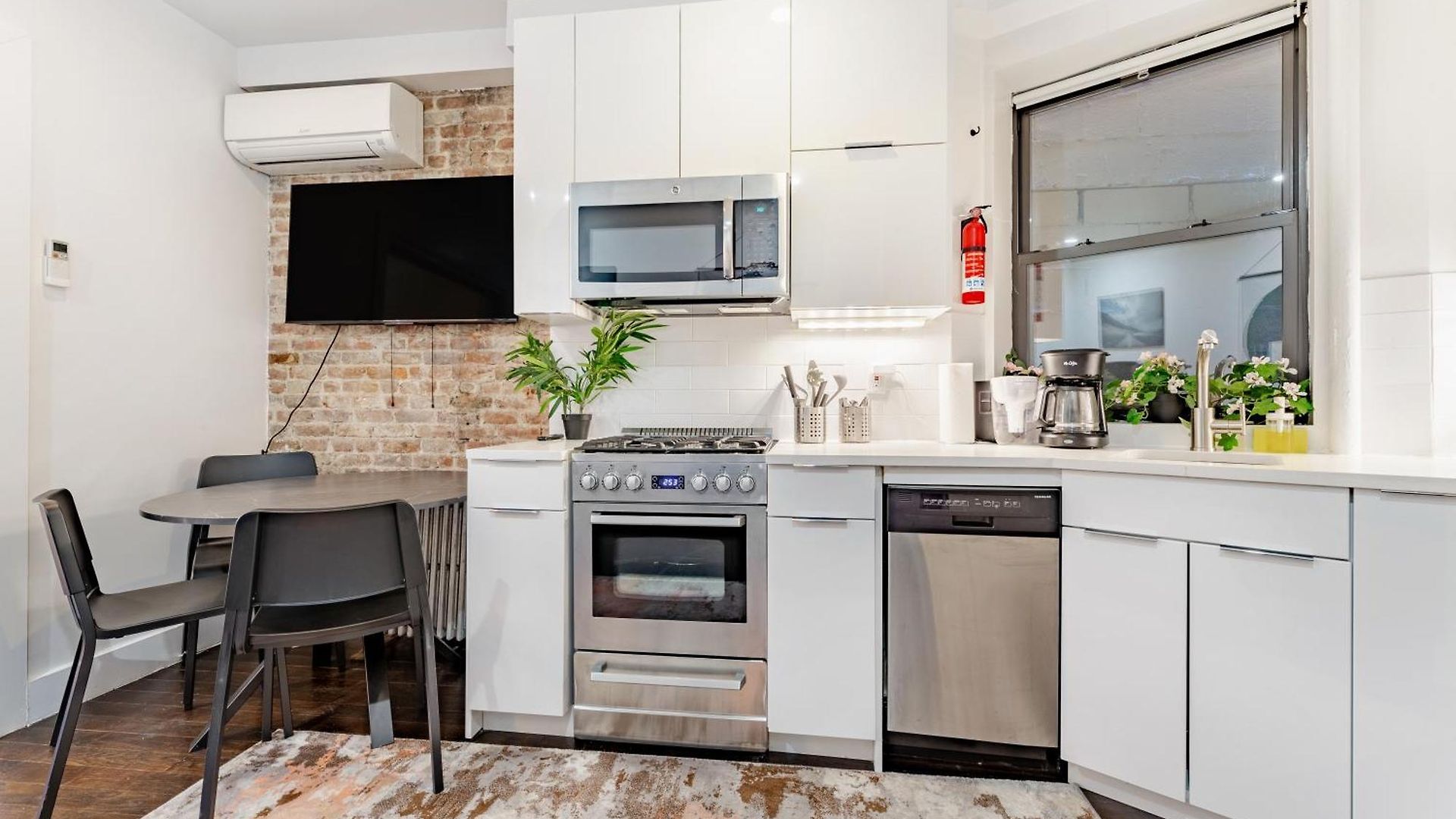 Explore The Authentic Designers 2bd In Hudson Yards Apartment