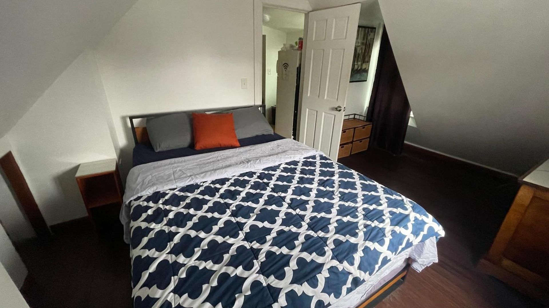 Private Loft 5 Min Away From Lga