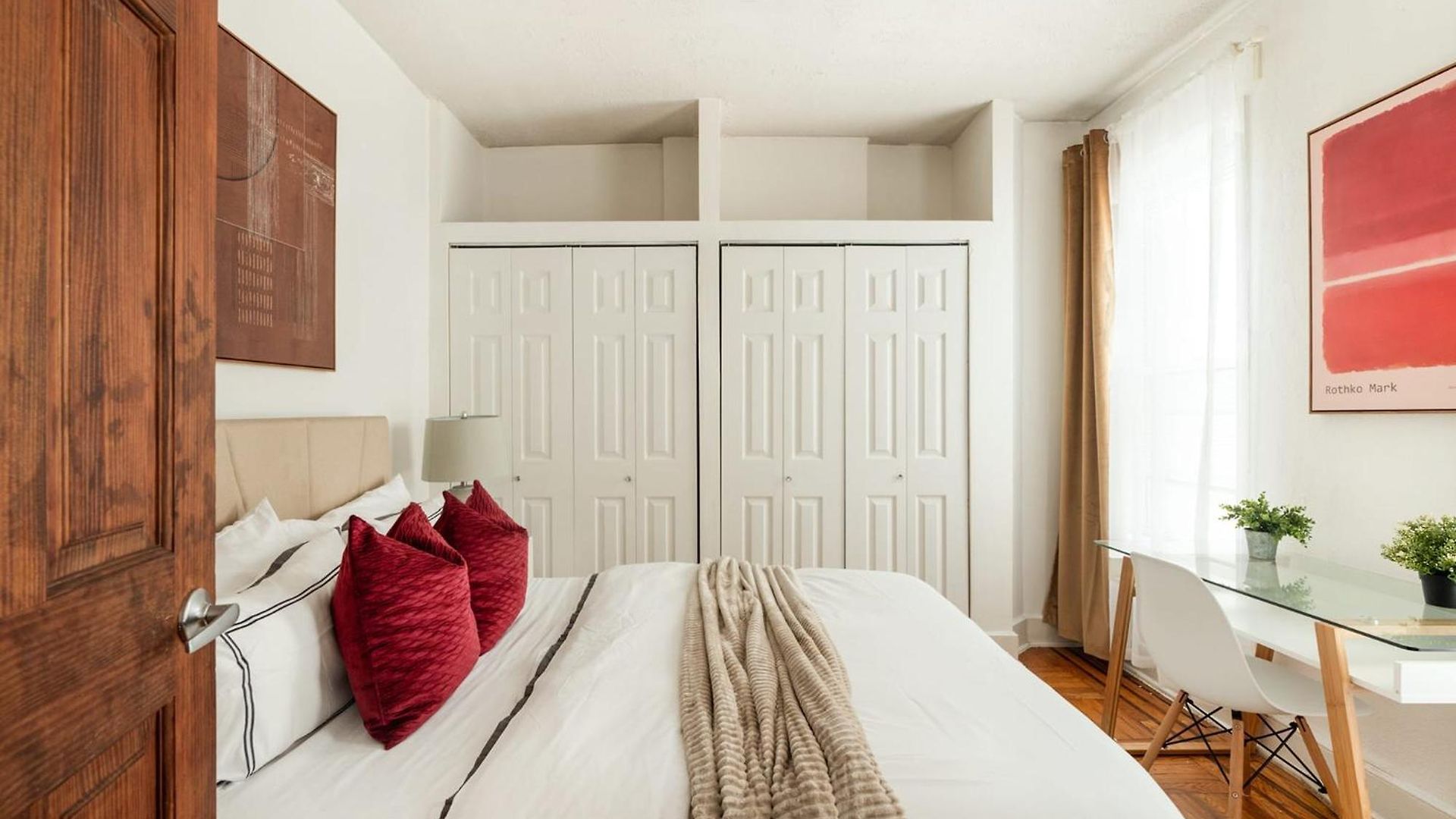 61-2c Prime Ues 2br Newly Furnished Value Apartment