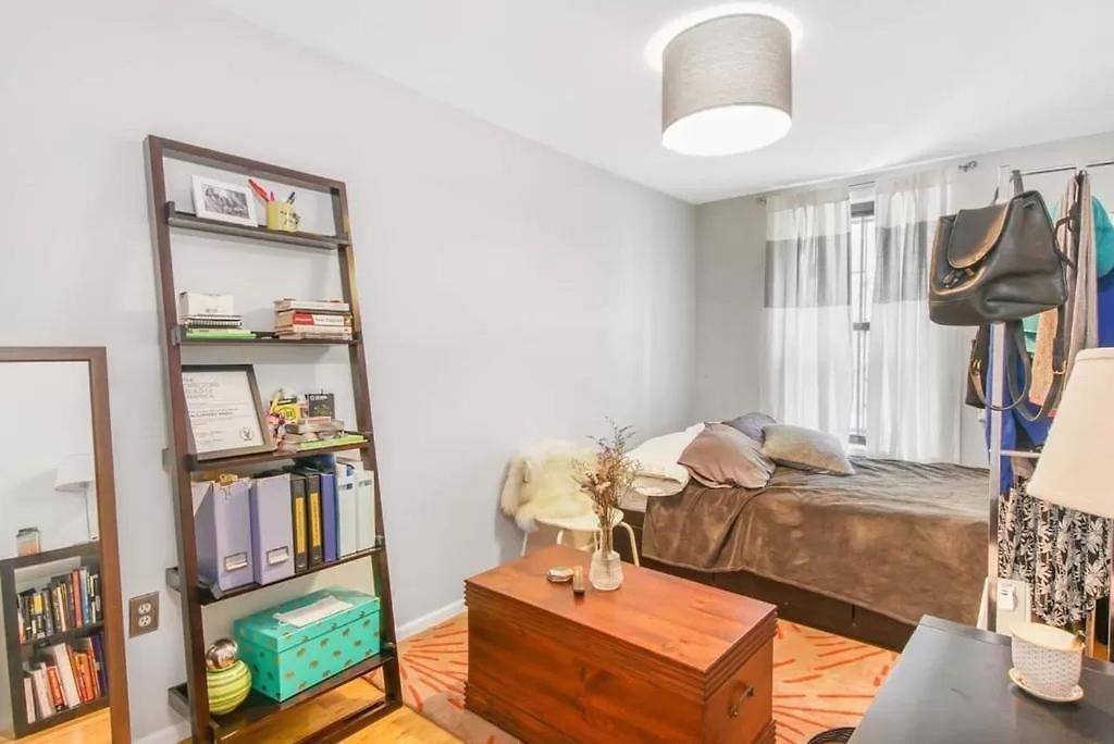 Private In 4 Bedroom Ground Near Subway Homestay *
