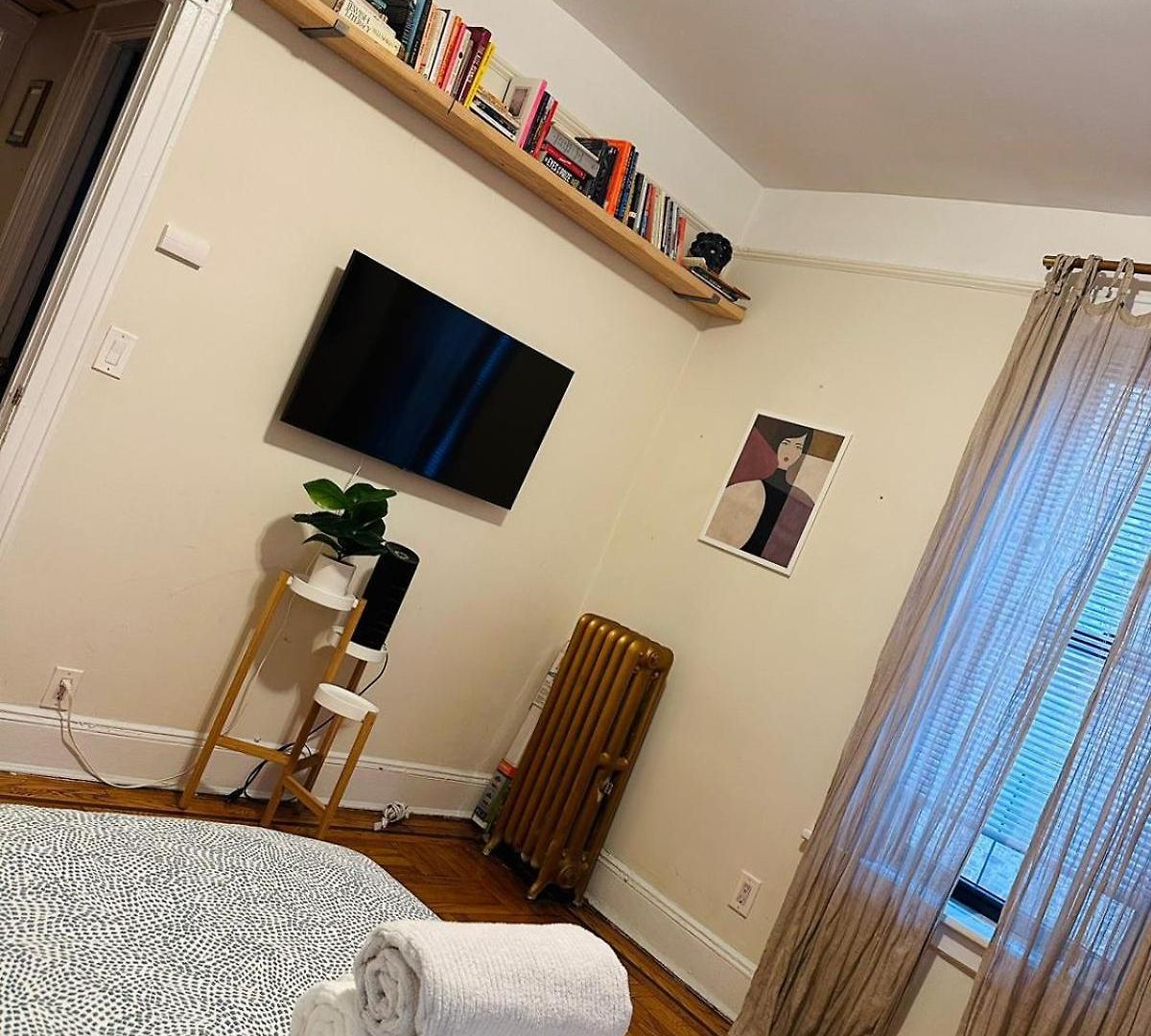Sunnyside One Bedroom Apt