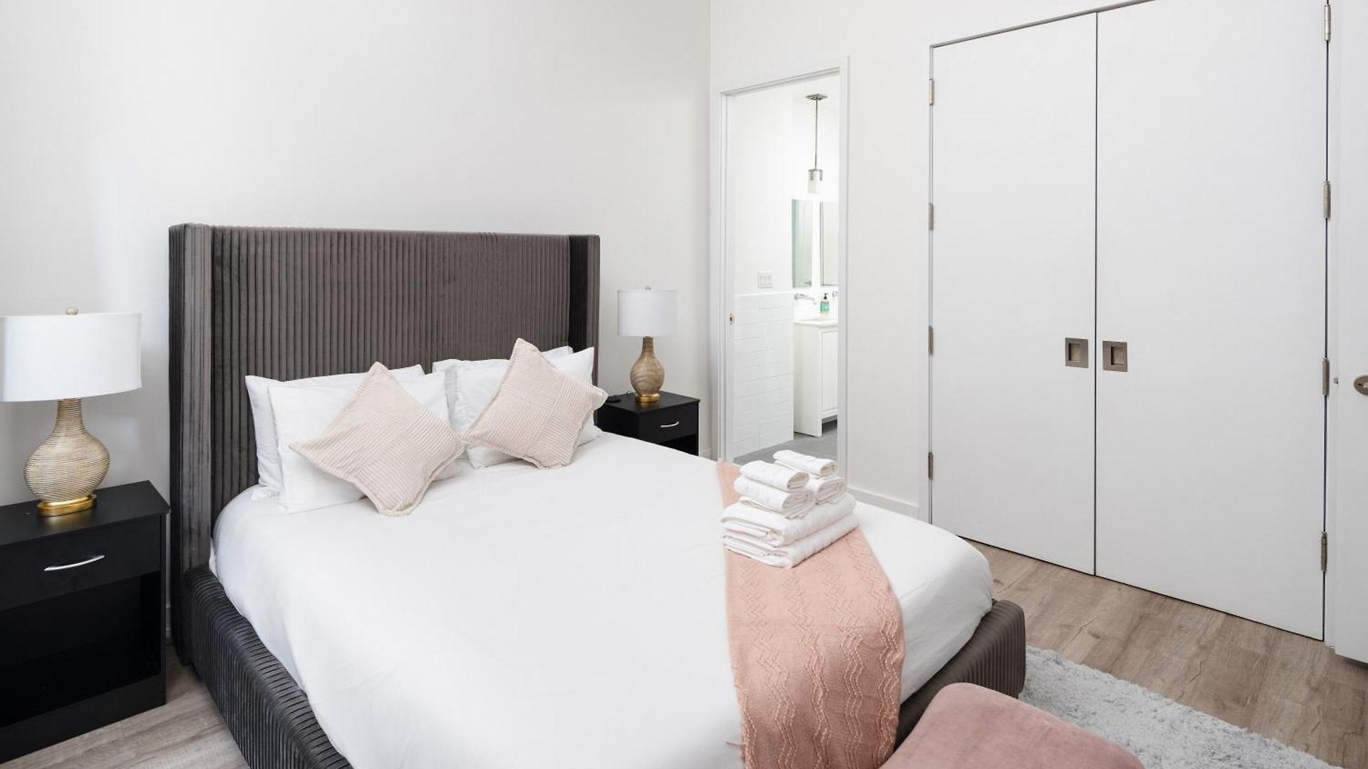 Chic 1bd With Rooftop W/d In Unit Downtown