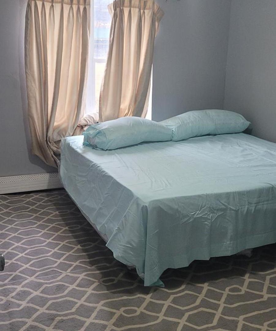 In A House With King Size Bed In A Landlord Hosted Three Bedroom Homestay