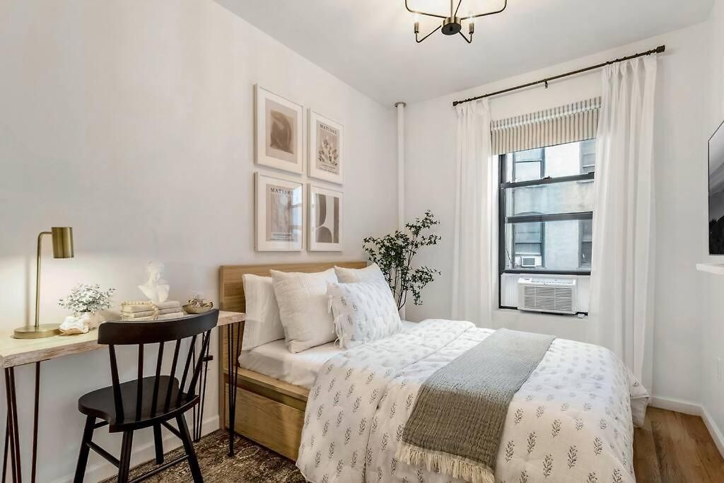 Bright Designer In Historic Harlem Apartment *