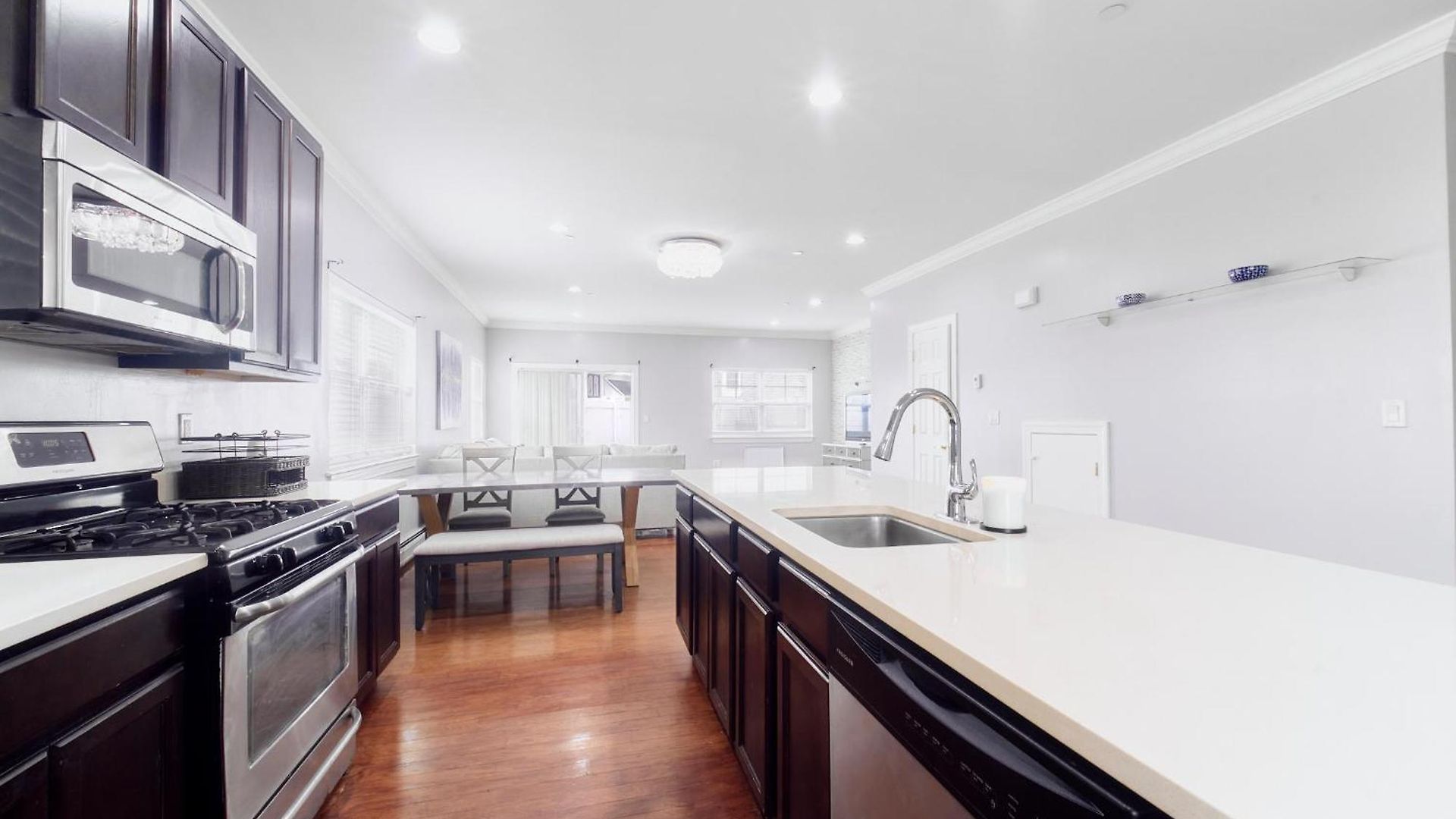 Waterfront Gem Duplex 3 Bedroom 2floor In Whitestone Bronx Free Parking