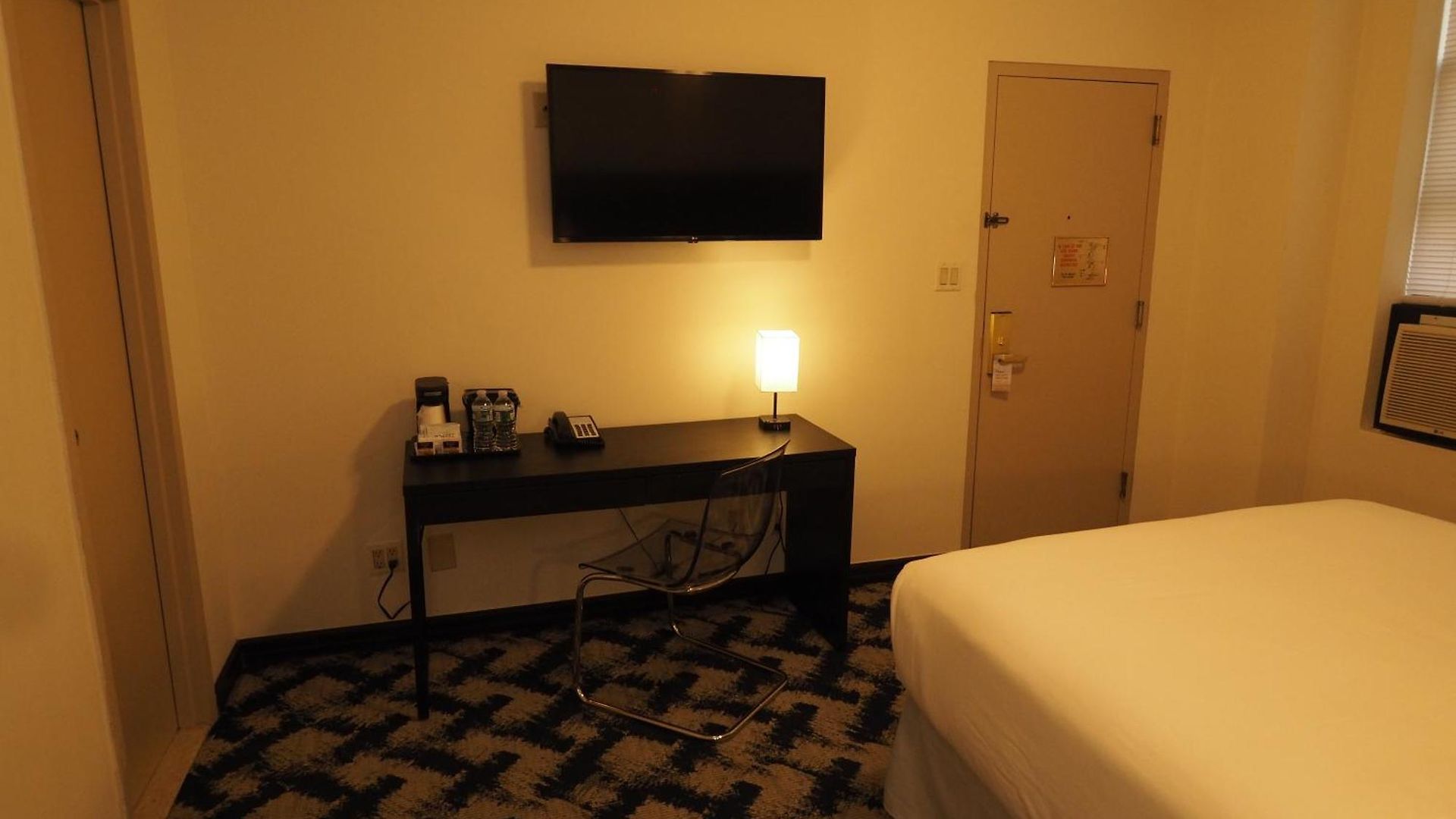 Night Broadway Hotel 3*
