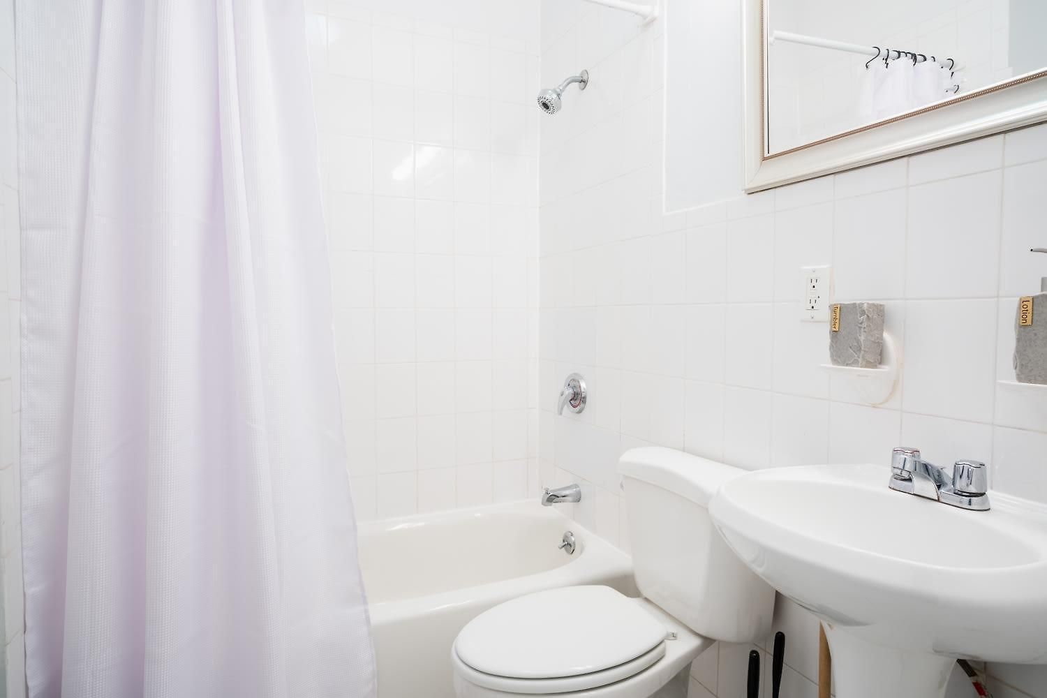 1435-4 I 3 Bedrooms 2bath W D Prime Upper East Apartment *