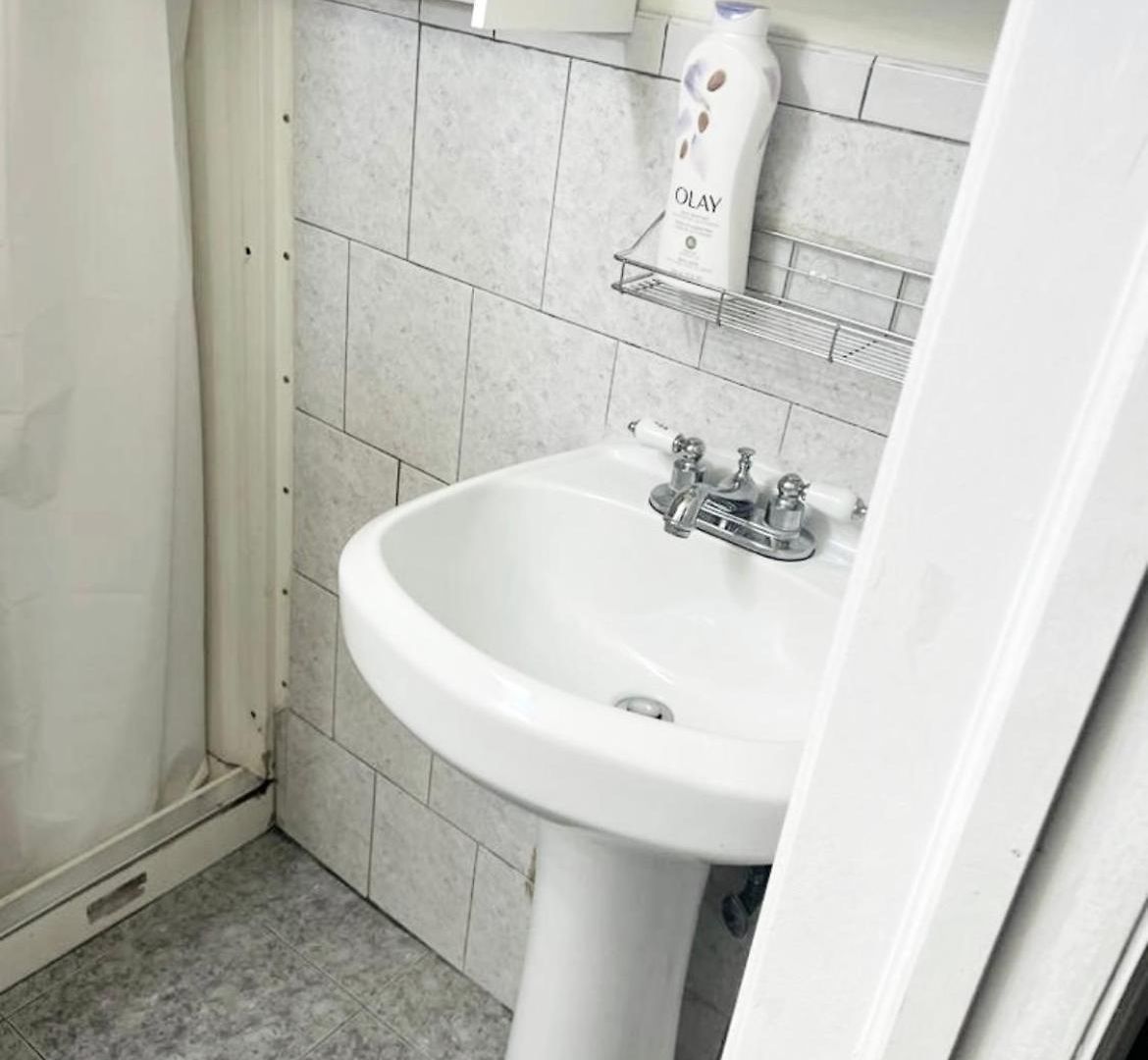 Large 3-bedrooms/2-bath Apt, One Block To Train * New York