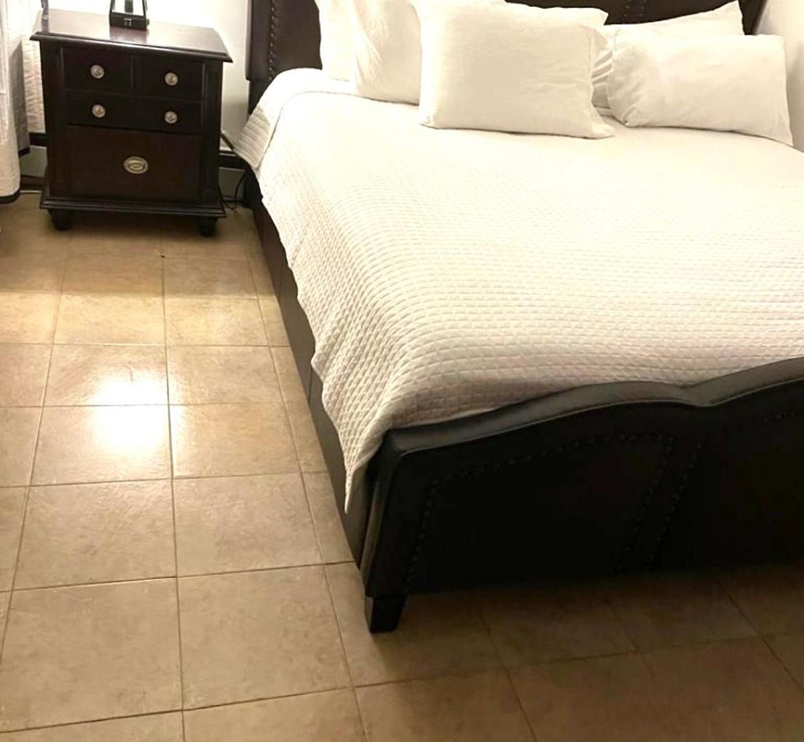 Homestay Large 3-bedrooms/2-bath Apt, One Block To Train *